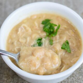 This homemade white bean chicken chili is the perfect chilly weather recipe. #whitechili #chili #whitebeanchili #whitebeanchickenchili #recipe #dinner