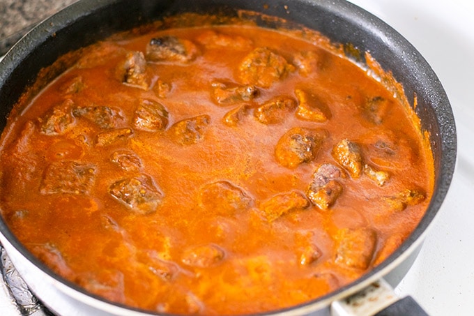 Cooking carne con chile colorado