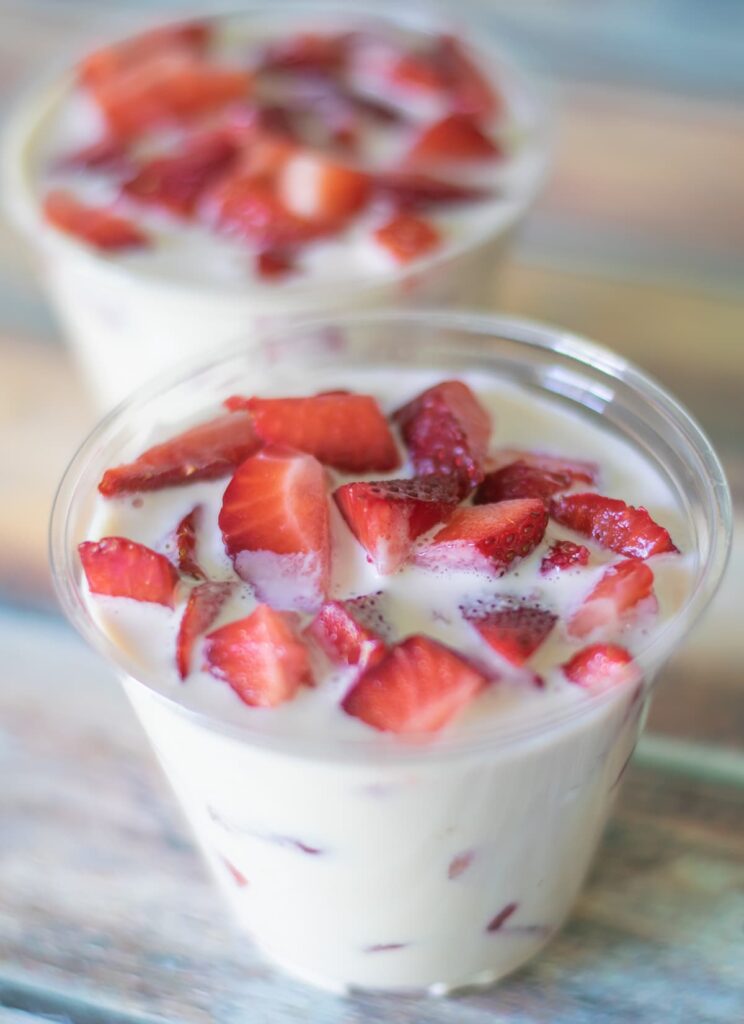 Mexican strawberries and cream in two cups.