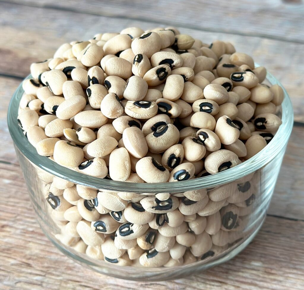 Dried black eyed peas in a bowl.