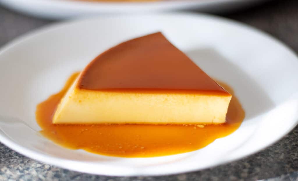 Flan de queso on a white plate.